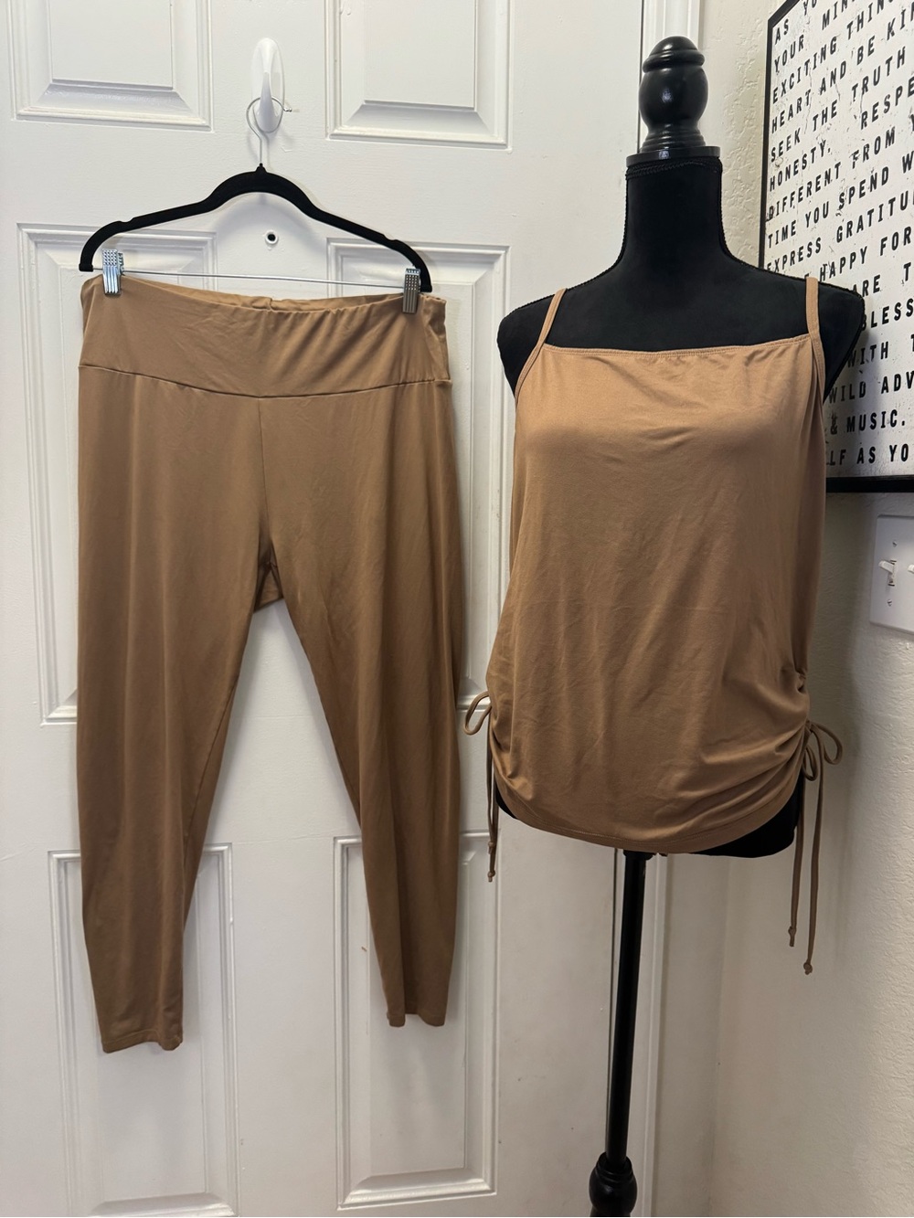 feathers Sleeveless Tank Top & Pull-On Pants Set in Tan 0480